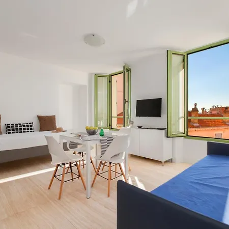Old Town Apartment *