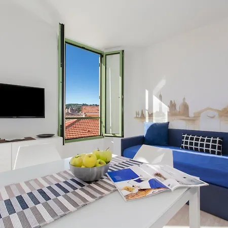 Old Town Apartment *